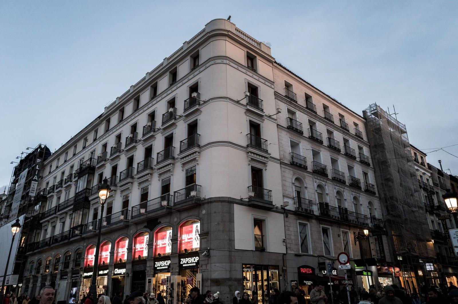 Edificio clásico en esquina rehabilitado en el centro de Barcelona